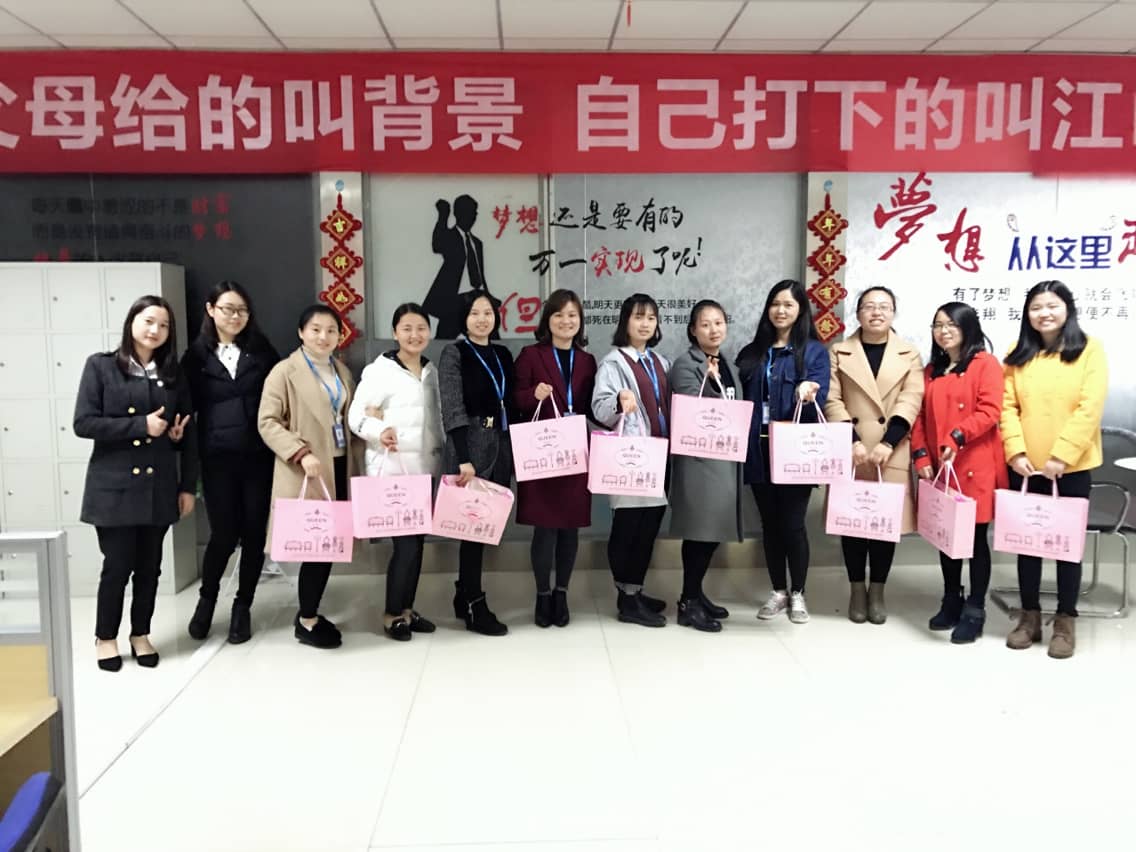 陽(yáng)春三月的明媚陽(yáng)光，也遠(yuǎn)不及華邦的女神們！